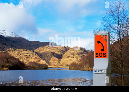 Téléphone SOS signe et Loch Elit, près de Lochailort, Highlands, Scotland UK Banque D'Images