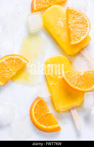 Popsicle rafraîchissant, tranches de fruits et des cubes de glace, l'été en bonne santé sweet treat Banque D'Images