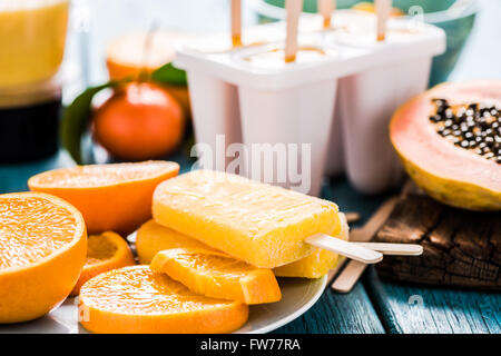 Traiter rafraîchissante, fruits exotiques lolly, avec des ingrédients de popsicle Banque D'Images