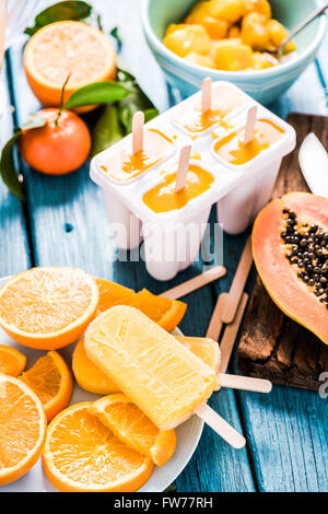 L'été, des aliments surgelés de fruits exotiques sorbet, glace faite à la maison Banque D'Images