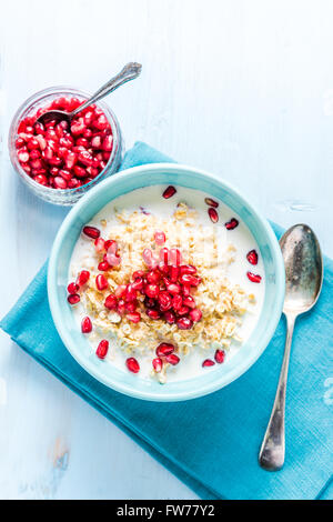 Porridge fait maison avec des graines de grenade, passage sur table avec de l'espace pour la recette ou texte. Des tons pastel lumineux.Summer dépôt, w Banque D'Images