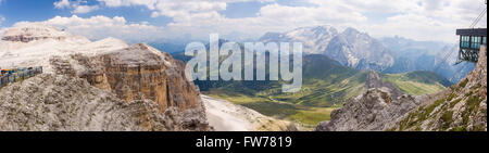 Vue sur la Marmolada dans les Dolomites du Groupe Sella Banque D'Images