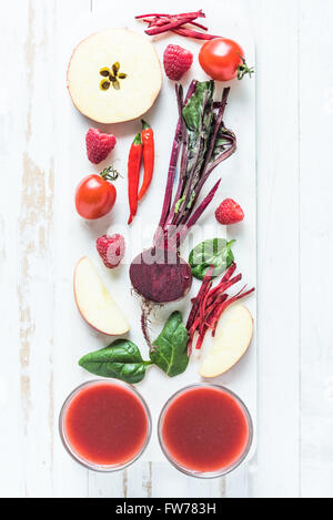 Ingrédients smoothie sain rouge d'en haut Banque D'Images