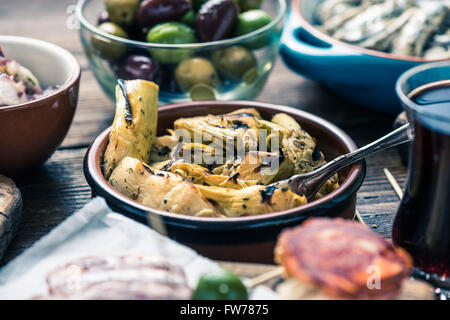 Tapas espagnols authentiques de partage avec des amis dans un restaurant ou un bar. Vue de dessus. Banque D'Images