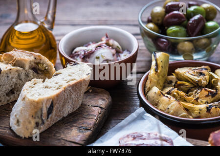 Tapas espagnols authentiques de partage avec des amis dans un restaurant ou un bar. Vue de dessus. Banque D'Images