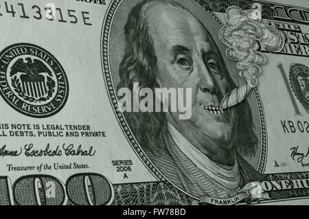 Photo Illustration of a smiling Ben Franklin fumer un Spliff ou Reefer (cigarette de marijuana) sur Hundred Dollar Bill. Banque D'Images