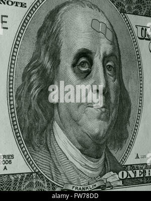 Ben Franklin sports un oeil noir et band-aid sur le visage d'un US One Hundred Dollar Bill suggérant un dollar faible. Banque D'Images