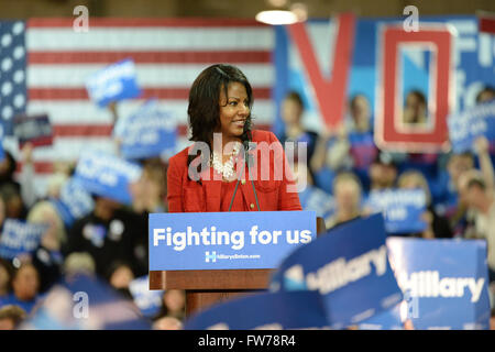 Saint Louis, MO, USA - Le 12 mars 2016 : St Louis Trésorier Tishaura Jones parle aux partisans d'Hillary Clinton à Charpentiers Tra Banque D'Images