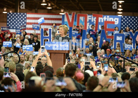 Saint Louis, MO, USA - Le 12 mars 2016 : le candidat démocrate et ancien secrétaire d'Etat américaine Hillary Clinton campagnes électorales Banque D'Images