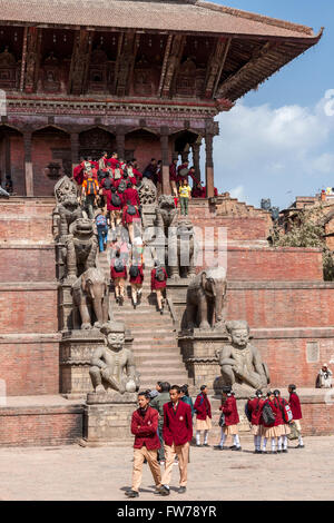 Bhaktapur, Népal. Les étudiants népalais en uniforme se rendant sur le temple de Nyatapola. Ligne de tuteurs les étapes. Banque D'Images