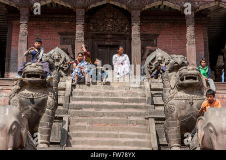 Bhaktapur, Népal. La ligne de tuteurs escaliers menant au temple de Nyatapola. Banque D'Images