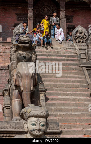 Bhaktapur, Népal. La ligne de tuteurs escaliers menant au temple de Nyatapola. Banque D'Images