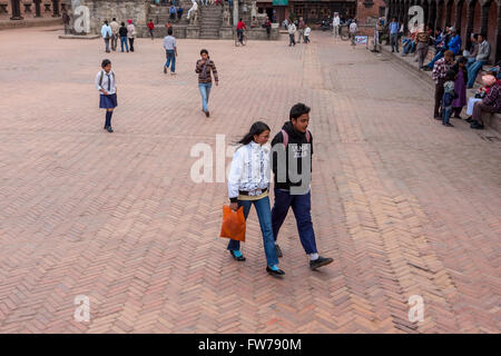 Bhaktapur, Népal. Les adolescents népalais habillé dans les vêtements de style occidental, Durbar Square. Banque D'Images