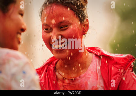 Holi, le festival des couleurs étant célébré à Katmandou, Népal Banque D'Images