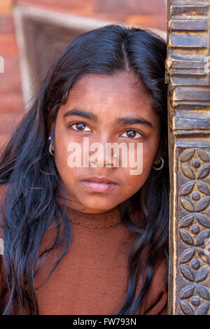 Bhaktapur, Népal. Jeune fille avec l'axe du nez. Banque D'Images