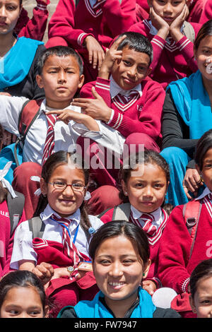 Bhaktapur, Népal. Les élèves assis sur les étapes de Nyatapola temple. Banque D'Images