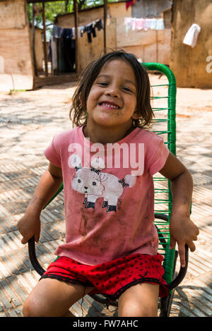 Enfants guarani dans camp de fortune à Plaza de la Independencia, Asuncion, Paraguay Banque D'Images