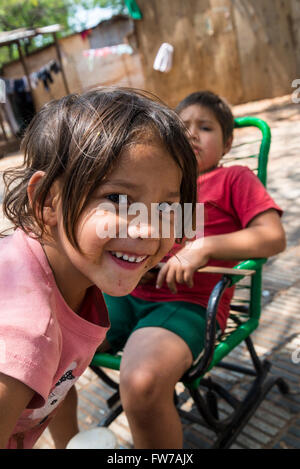 Enfants Guarani au camp de fortune à Plaza de la Independencia, Asuncion, Paraguay Banque D'Images