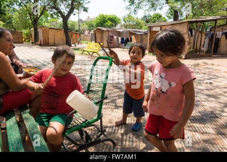 Enfants Guarani au camp de fortune à Plaza de la Independencia, Asuncion, Paraguay Banque D'Images