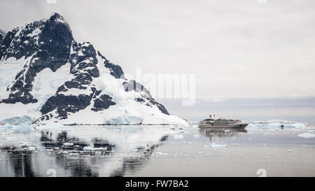 Un petit bateau de croisière Le Lyrial Neumayer Channel dans le de l'Antarctique. Banque D'Images