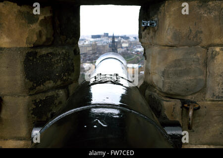 Cannon à la batterie de la demi-lune, le château d'Édimbourg, donnant sur la Rue du Prince, Édimbourg, Écosse Banque D'Images