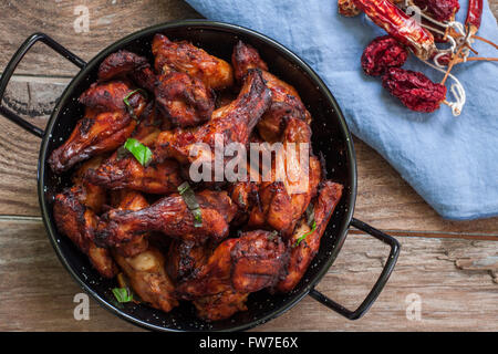 Pilons de poulet Tandoori croustillantes avec Chutney de mangues Banque D'Images