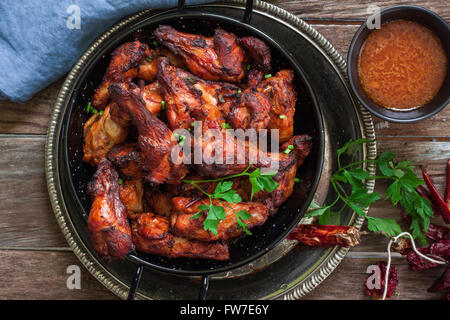 Pilons de poulet Tandoori croustillantes avec Chutney de mangues Banque D'Images