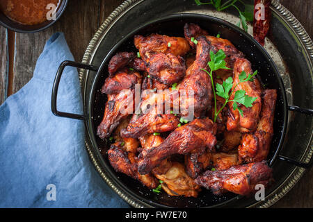 Pilons de poulet Tandoori croustillantes avec Chutney de mangues Banque D'Images