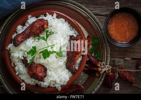 Pilons de poulet Tandoori croustillantes avec Chutney de mangues Banque D'Images