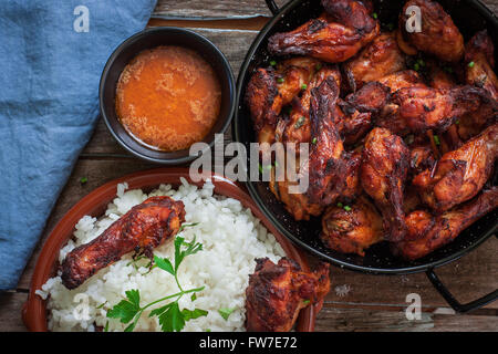 Pilons de poulet Tandoori croustillantes avec Chutney de mangues Banque D'Images