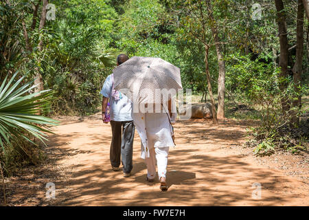 Les gens qui marchent pour le Matrimandir, à Auroville, une ville située dans le district Viluppuram expérimental dans l'Etat du Tamil Nadu Banque D'Images