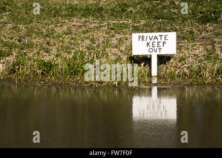 Salle de tenir hors de l'eau sur les bords de la rivière signe Banque D'Images