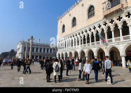 Les sections locales et touristiques à la Piazza San Marco, la principale place publique de Venise, Italie, Banque D'Images