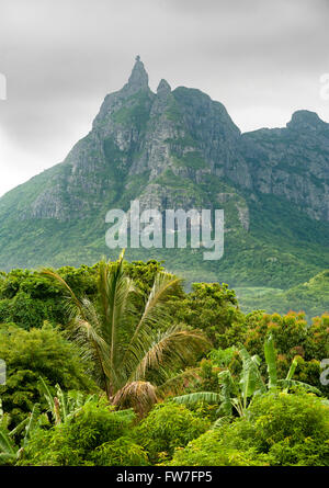 Le pouce (le pouce) pic de montagne et la végétation environnante à l'Ile Maurice. Banque D'Images