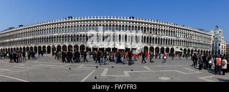 Les sections locales et touristiques à la Piazza San Marco, la principale place publique de Venise, Italie, Banque D'Images