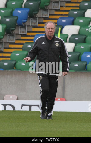 27 mars 2016 - Formation pour la Vauxhall Défi International (Friendly). L'Irlande du Nord v Slovénie. Jimmy Nicholl - Directeur adjoint de l'Irlande du Nord. Banque D'Images