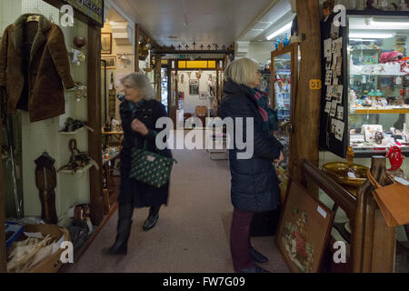 Les clients dans l'Hungerford Arcade Antiques and Collectibles, England, UK Banque D'Images