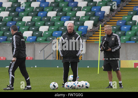 27 mars 2016 - Formation pour la Vauxhall Défi International (Friendly). L'Irlande du Nord v Slovénie. Jimmy Nicholll (centre) - Directeur adjoint de l'Irlande du Nord. Banque D'Images