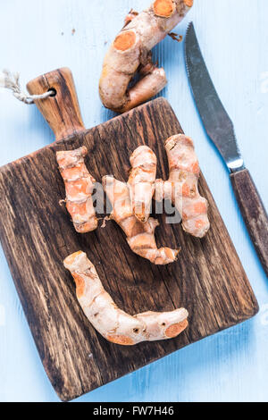 Curcuma frais jardin racine d'épices sur planche de bois, de frais généraux Banque D'Images