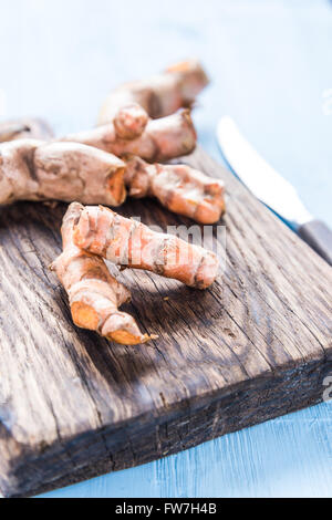 Curcuma frais jardin racine d'épices sur planche de bois, de frais généraux Banque D'Images