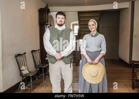 Des guides en costume sont histoire vivante du Moravians in Old Salem, Winston-Salem, Caroline du Nord, USA. Banque D'Images