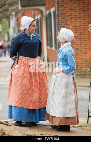 Des guides en costume sont histoire vivante du Moravians in Old Salem, Winston-Salem, Caroline du Nord, USA. Banque D'Images