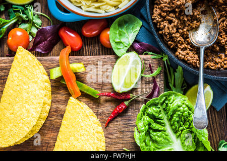 Tacos mexicains de guacamole, aliments ethniques traditionnels. Banque D'Images