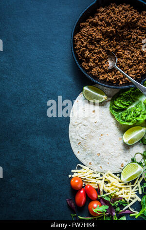 Mexicaine fajitas ou tortillas, aliment de base de la frontière avec l'espace pour le texte ou d'une recette. Dark slate sur les frais généraux. Banque D'Images