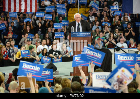 Saint Charles, MO, USA - Le 14 mars 2016 : Le sénateur et le candidat démocrate Bernie Sanders parle au rallye. Banque D'Images