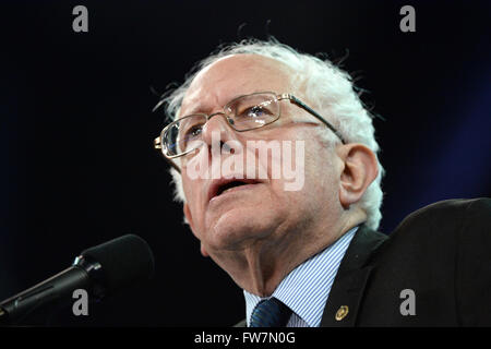 Saint Charles, MO, USA - Le 14 mars 2016 : Le sénateur et le candidat démocrate Bernie Sanders parle au rallye. Banque D'Images