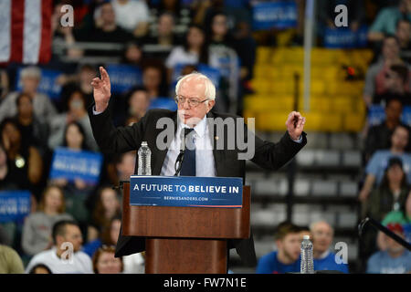 Saint Charles, MO, USA - Le 14 mars 2016 : Le sénateur et le candidat démocrate Bernie Sanders parle au rallye. Banque D'Images