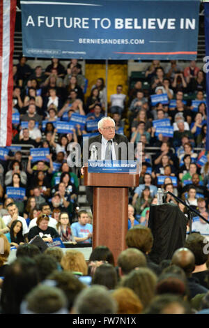 Saint Charles, MO, USA - Le 14 mars 2016 : Le sénateur et le candidat démocrate Bernie Sanders parle au rallye. Banque D'Images