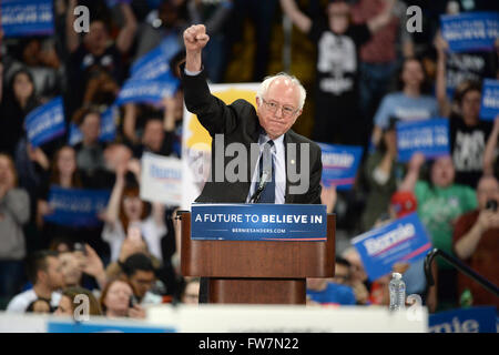 Saint Charles, MO, USA - Le 14 mars 2016 : Le sénateur et le candidat démocrate Bernie Sanders parle au rallye. Banque D'Images