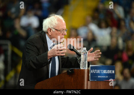 Saint Charles, MO, USA - Le 14 mars 2016 : Le sénateur et le candidat démocrate Bernie Sanders parle au rallye. Banque D'Images